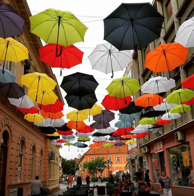 Sombor dobio svoju "aveniju šarenih kišobrana" (FOTO)